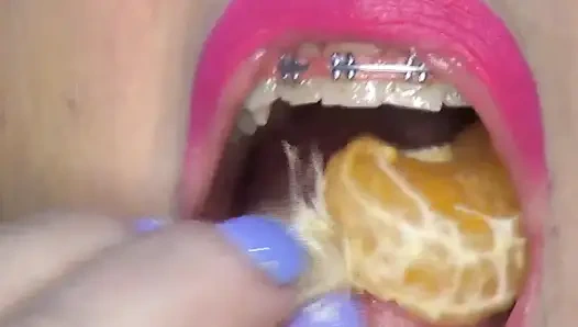 Cewek seksi ini lagi asik menelan jeruk keprok