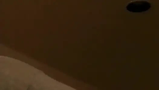 Pelacur pirang bermain dengan memeknya