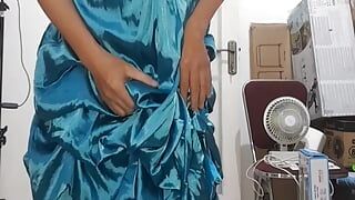 Asyalı travesti saten parlak ruffle elbise boşalması