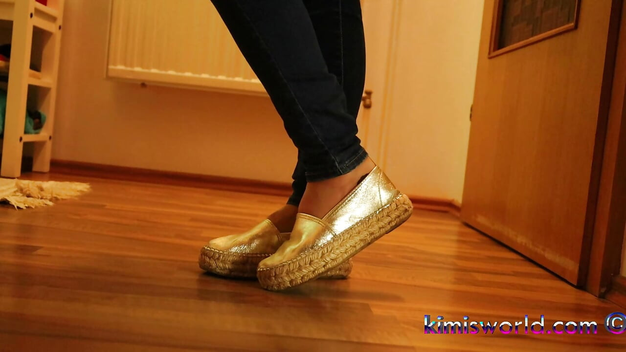 Sarkık baştan çıkarma - espadrilles ve ahşap sandalet ayak oyunu