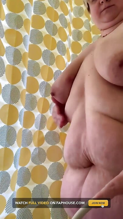 Ssbbw striptease en cuarto de baño ducha masturbación