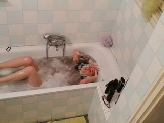 Un papa met une caméra dans la salle de bain d'une adolescente mince, partie 1, HD