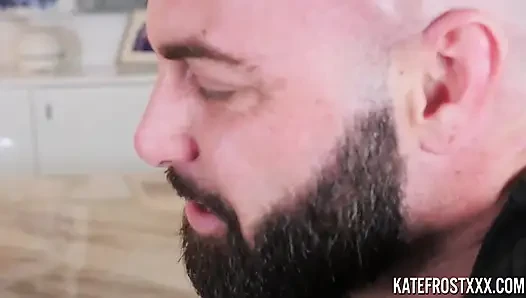 Pornstarplatinum porno yıldızı Kate Frost aygırı baştan çıkarıyor ve sikiyor