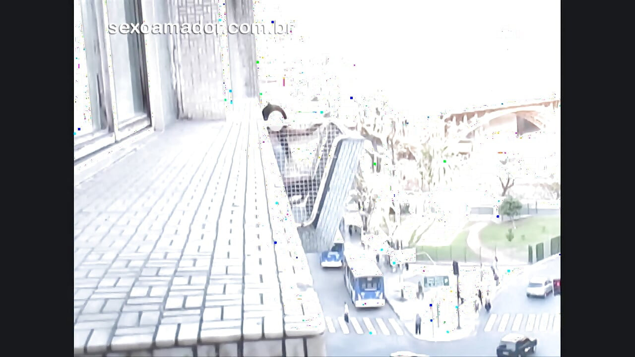 Morena se masturba com grande brinquedo preto na varanda do apartamento