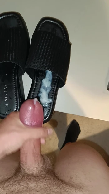Huge load on milf's shoes