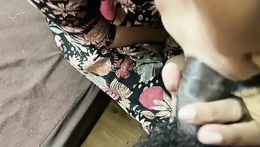 DESI-MODEL BEFRIEDIGE IHREN REGISSEUR