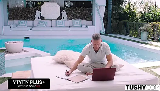 Tushy, sie fand den perfekten ort, um von ihrem chef gedehnt zu werden