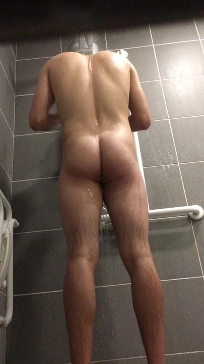 Wet bubblebutt at the gym