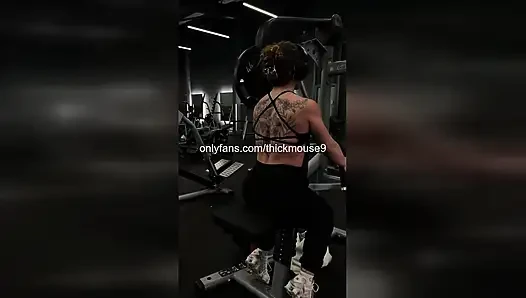 Tiktok genç kızın amcık kayması: kazara bakire maruziyeti!