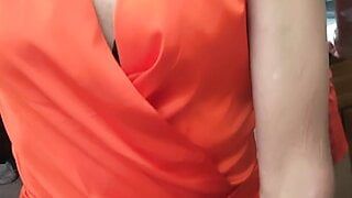 Jennifer con un vestido de seda naranja