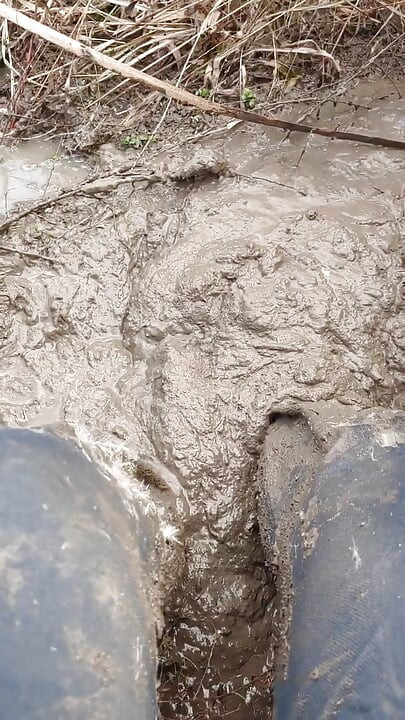 Barfuß spielen im sand, schmutzige füße