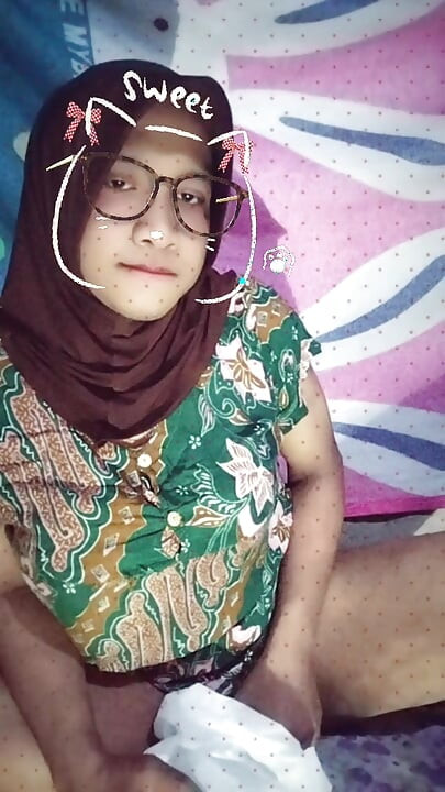 Hijab shemale masturbating in the room