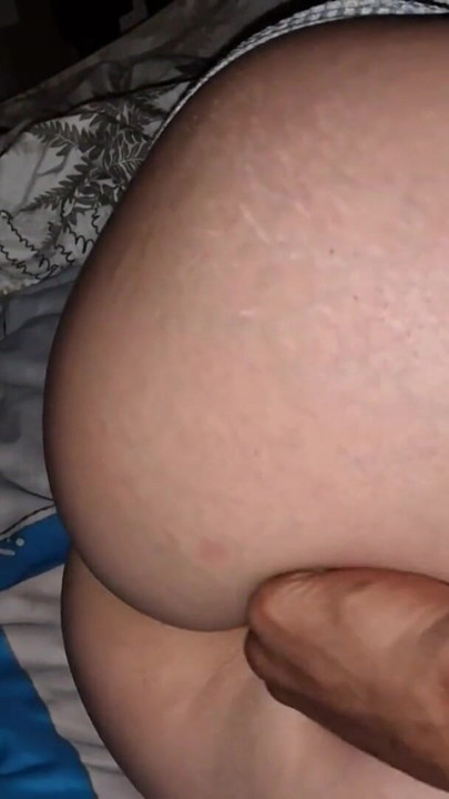 Ma demi-sœur a oublié de fermer la porte de sa chambre, elle m’surprend en train de me masturber à côté d’elle et je suis surpris par sa réaction | Clip 1