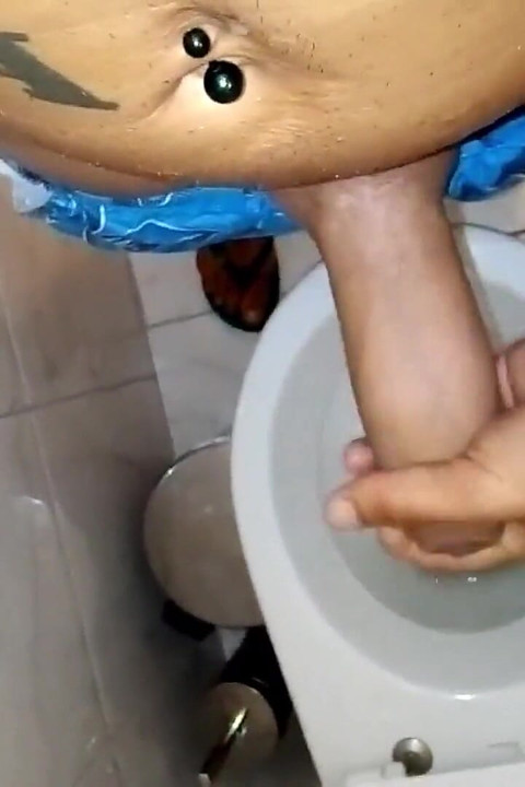 Uncut Cock Cum in Toilet After Sun Tanning