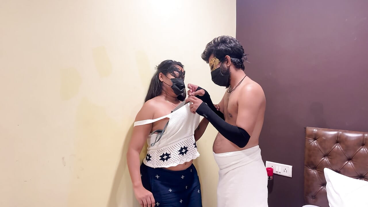 Casal indiano romântico em noite de paixão privada- real química
