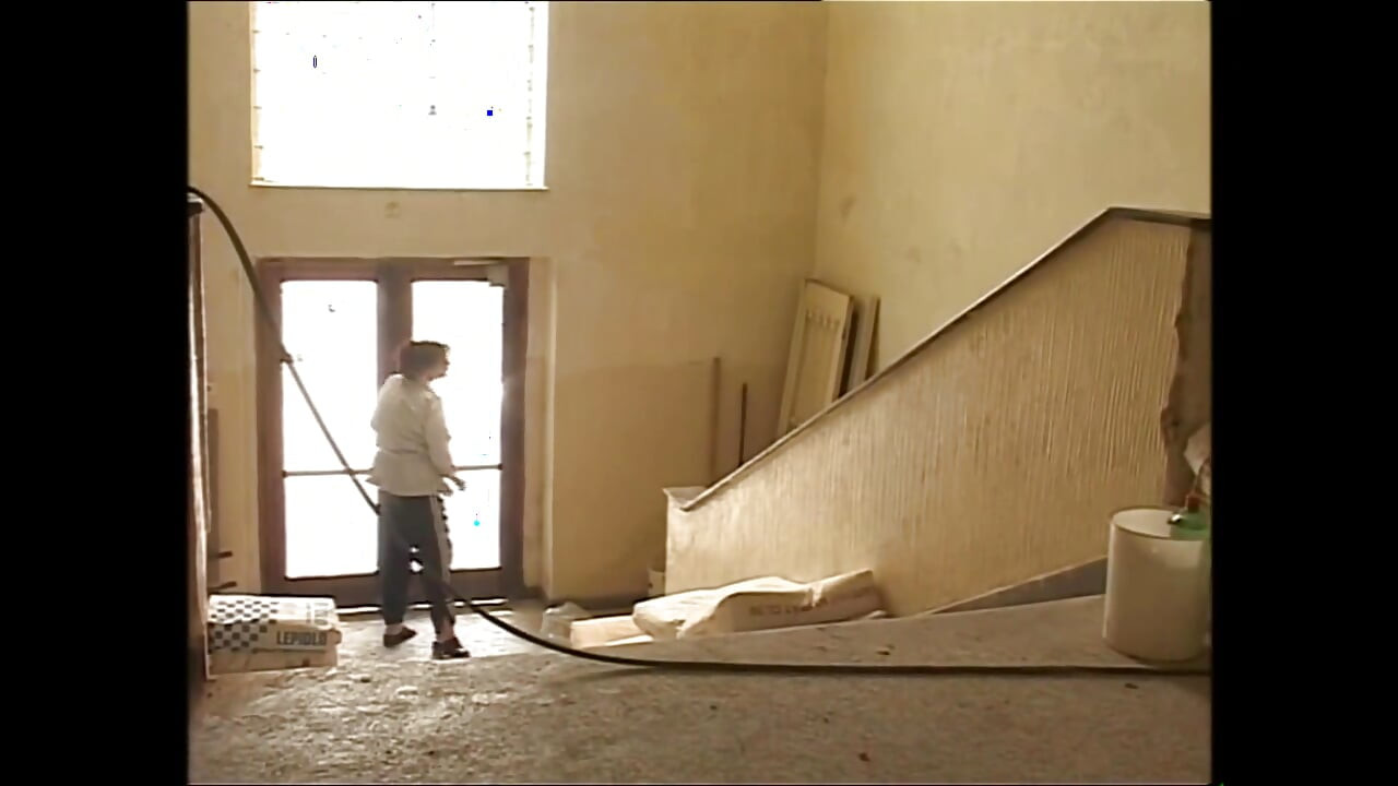 Prsatá MILF chytí drsného muže v opuštěném domě a skončí divoce ošukanou