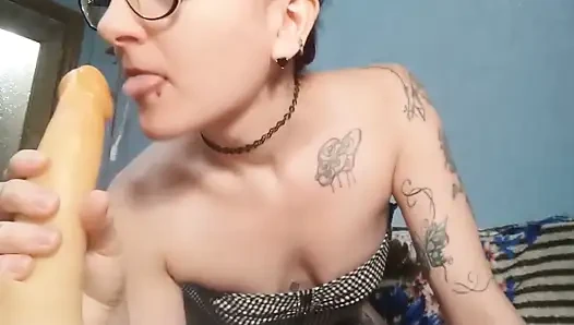 Sıska ateşli orta yaşlı seksi kadının büyük yarağına ihtiyacı var