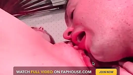 Rothaarige schönheit wird leidenschaftlich ausgefressen