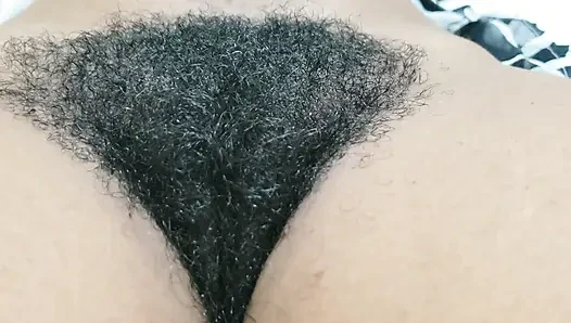 Momen tante semok dengan memek berbulu amatir ini dientot habis-habisan