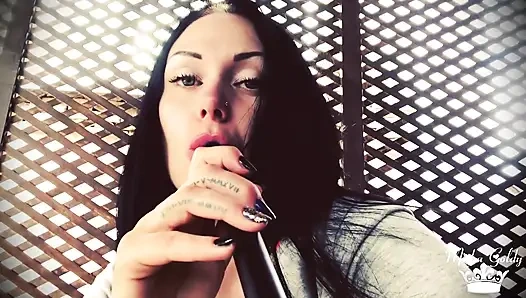 Menyepong shisha smoke dari hidung gatal dan menggoresnya setiap saat!