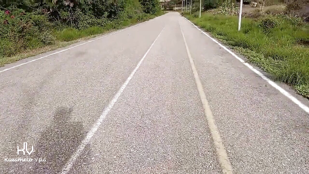 Pervers zeigt mir seinen penis in der Öffentlichkeit und ich konnte es nicht widerstehen, es in einem verlassenen Gebäude zu versuchen