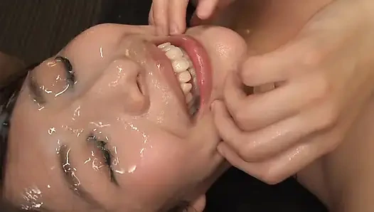 Olgun Allure Unleashed. Sonsuz çizgiler bekleyen yüzüne düşüyor