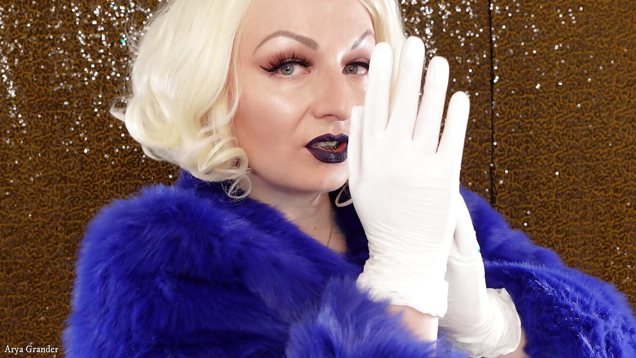 Lääkinnälliset nitriiliset valkoiset sairaanhoitajan hansikkaat ja turkista tummalla huulipunalla - Blonde ASMR