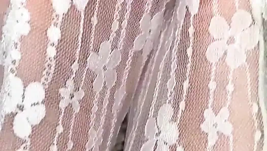 Füße in sexy socken mit händen in handschuhen massieren