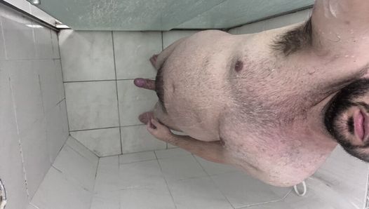 Ragazzo paffuto nella doccia