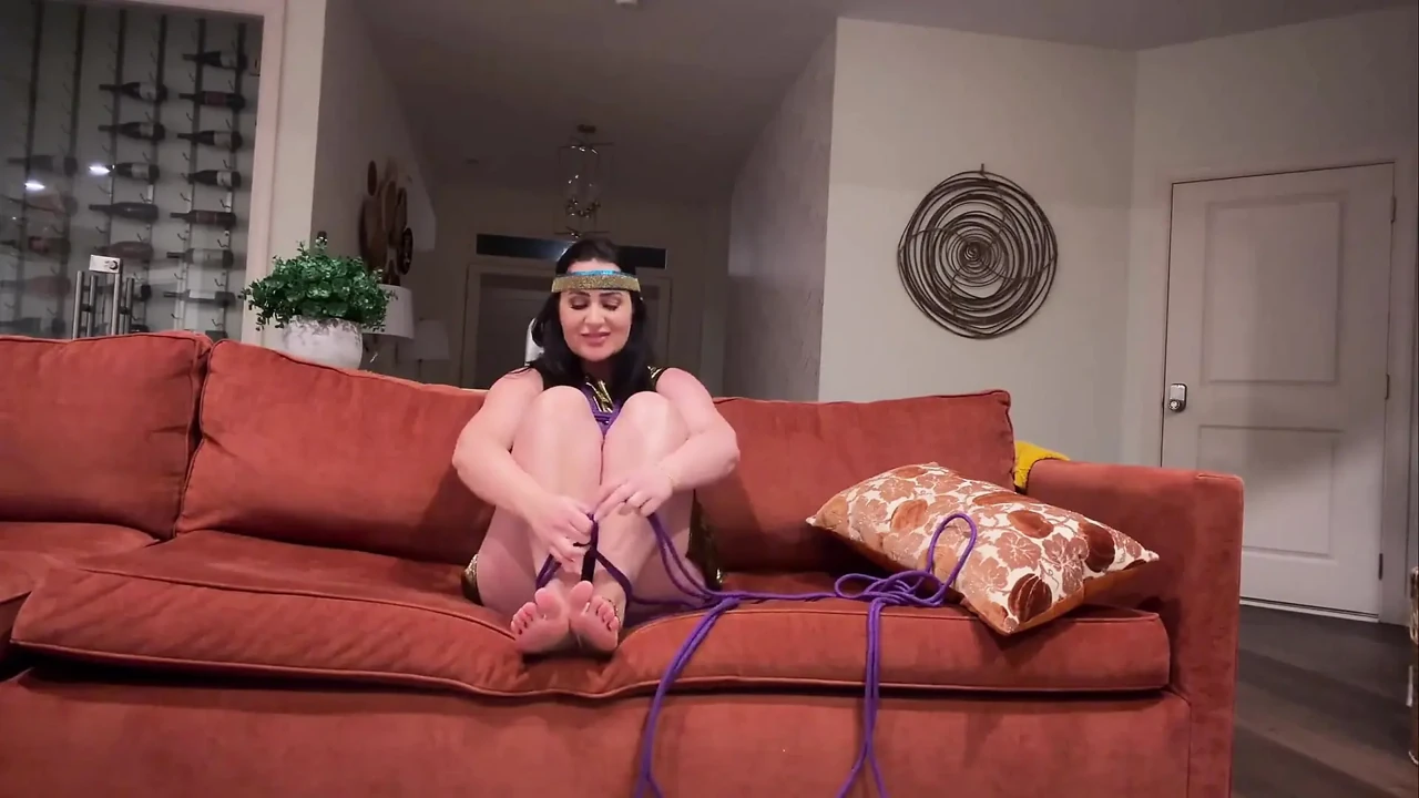 Tilly Mcreese的古埃及自我束缚仪式 4k 第一人称视角 俘虏幻想等待着!