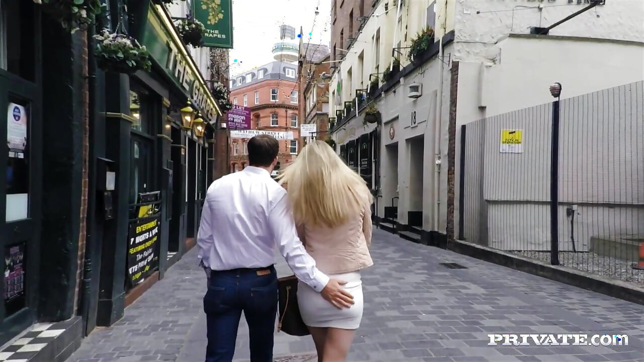 Tamara beschließt, ihrem date eine nasse muschi und einen wilden ritt zu geben
