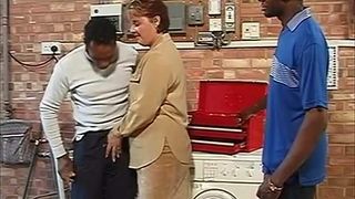 Британская домохозяйка платит двум ремонтникам с большим черным членом в натуральной форме