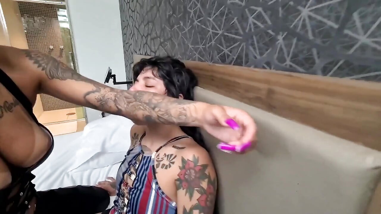 Dangerous hands strike top babes