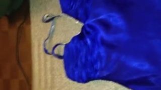 Robe de bal en satin bleu vif