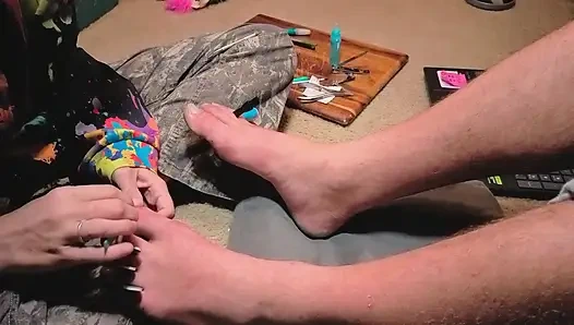 Melody efendisine pedikür yapıyor