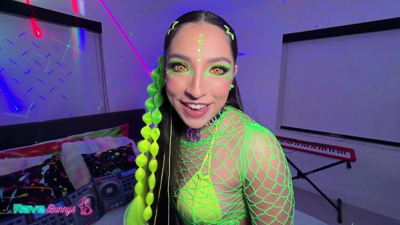 Madison Wilde, ultraviyole altında elektrikle parlıyor ve tüm odayı çalıştırıyor!