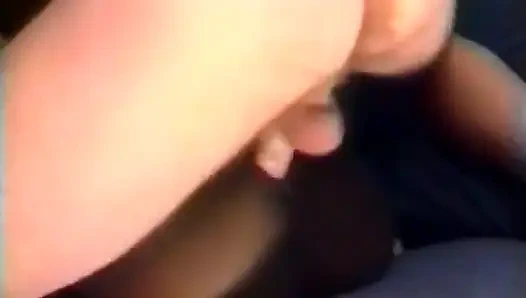 Ein sehr versautes schwarzes mädchen, das einen fremden nach hause nimmt, um sie vor ihrem freund zu ficken.