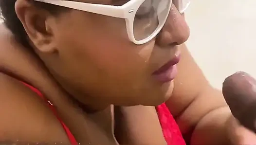 Моя мачеха застукала меня за мастурбацией и соблазняет.