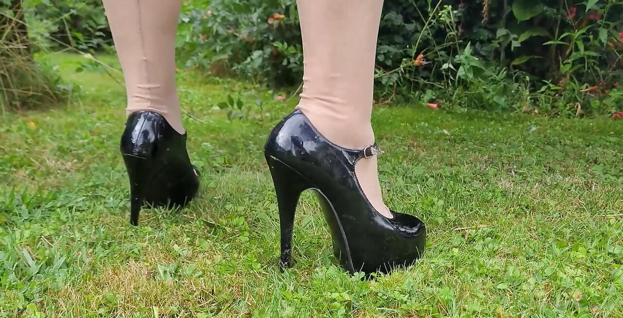 Wanilianna din nou în leagănul perversiunii - 3 vibratoare în pizda mea, vibratoare de coaie în curul meu