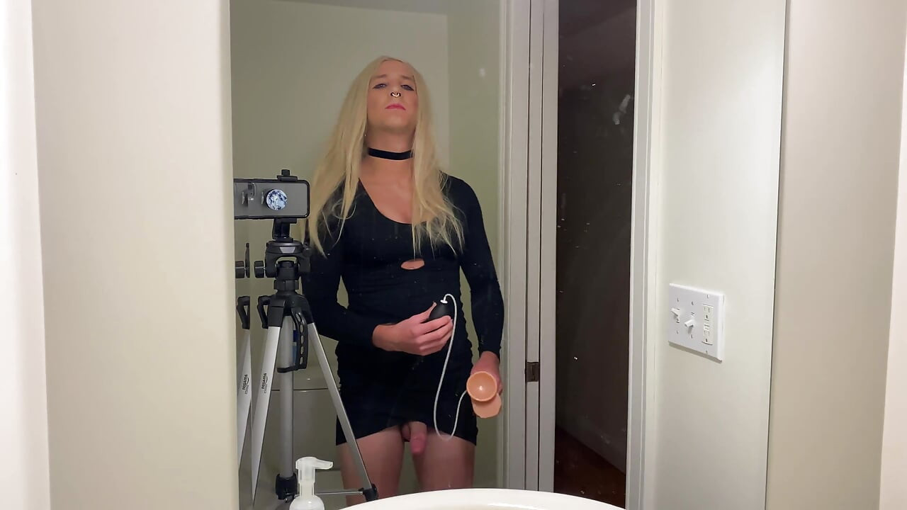 Crossdresser hot dientot sama dildo ejakulasi