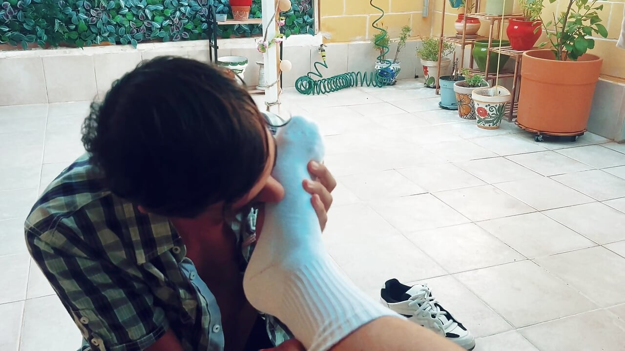 Worshipping Lucas : Intense feet service and licking