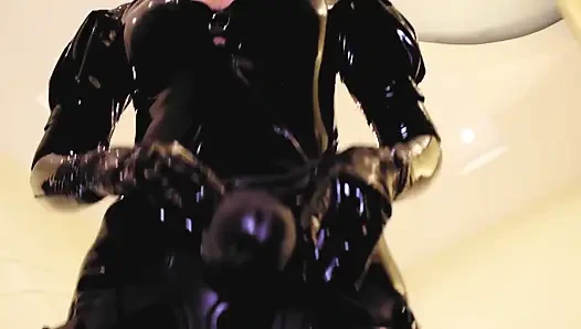 Страпон-фетиш латекс. Госпожа Eva Latex милфа с розовыми волосами соло