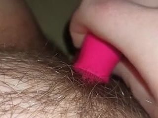 Jong meisje masturbeert met een grote dildo in een strakke kut