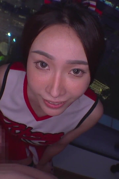 Líder de torcida faz um boquete para treinador em um hotel