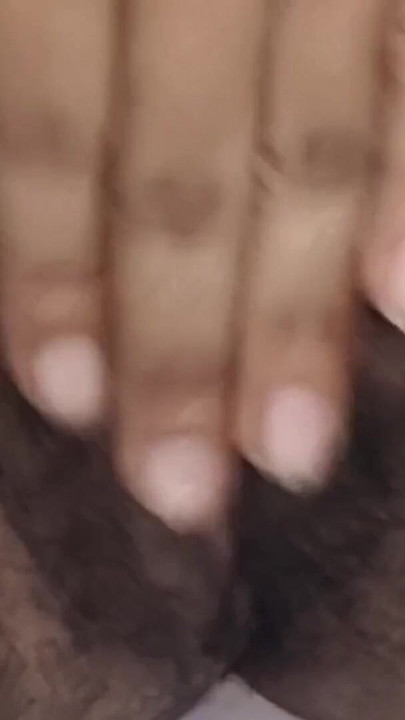 Bhabi apni chut ko rubbing Kar raha hai, Bhabi is rubbing her pussy | klip 1