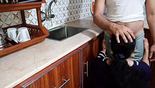 Индийский муж занимается сексом со своей женой на кухне