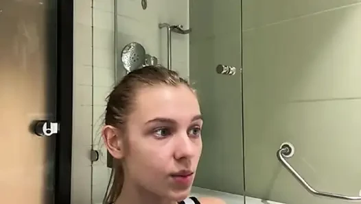 Jucielussie bermain di kamar mandi