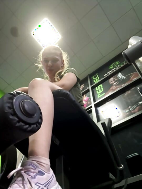 Extreme squirting in the gym with jucielussie