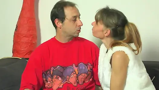 Стройная зрелая женщина повеселилась с большим жестким членом