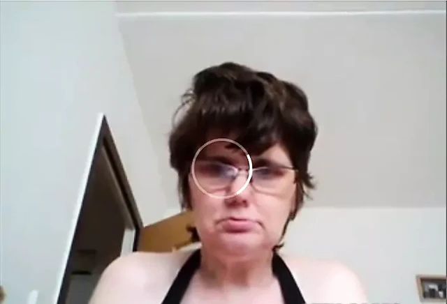 Geile Hausfrau vor Privater Webcam
